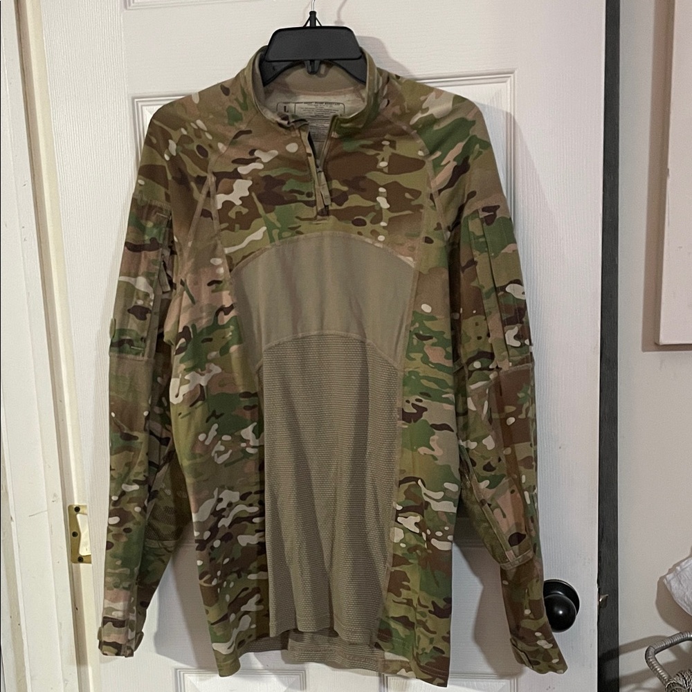 Men's Camouflage Tactical Long Sleeve Shirt. Size L